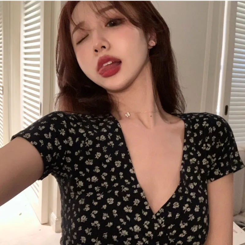 DUNNMALL American Retro Floral Cross V-neck Slim Fit Short Midriff-Baring Short-Sleeved T-shirt Women's Top  Summer New Fashion