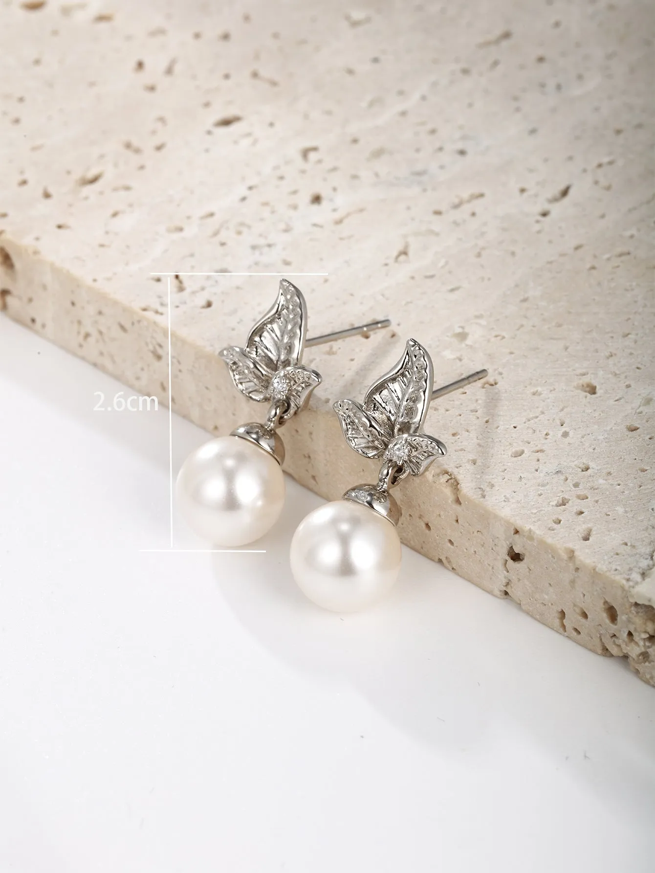Jewelry simple and fashionable gold leaf imitation pearl earrings niche design high-end retro earrings